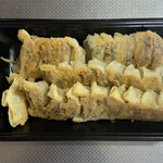 鉄なべ - 餃子です、紙を取るとこんな。