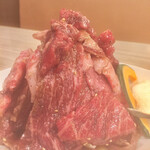 焼肉 三水苑 - これが、仙台牛の肉の山！美味い。焼き過ぎに注意。すぐ焼ける。肉の中にはキャベツで多少、上げ底しています。でも、満足できるボリューム！
