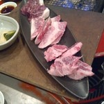 まるに - 上から、ハラミ、まるにカルビ、中落ちカルビ