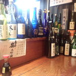 割烹高瀬 - カウンターの隅にそびえる銘酒たちです。