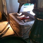 デリカテッセン・キッツビュール - 店頭でソーセージを炭火で焼く