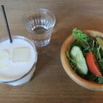 Sajilo Cafe - ラッシーとサラダ