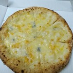 ディ ヴェルデ - クアトロフォルマッジ(単品なら¥1,404)　爺と婆で２枚は食べきれず、明日の弁当となる。