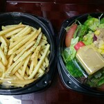 ディ ヴェルデ - お好きなピッツァ2枚＋¥108でサラダとポテトがついて合計¥2,916。 