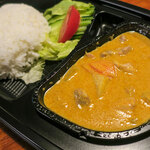 ヨメとムスメ1号には「お弁当 ココナッツイエローカレー」（800円）。