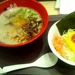 イップウドウ ラーメンエクスプレス - 赤丸 Bセット（サラダ明太丼付き）
            930円