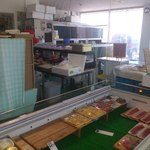 さかなや山田商店 - 奥に生け簀が
            