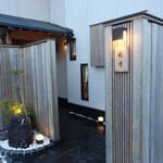 すし処 睦月 - 名古屋方面から上ゲ駅の改札を出たら左へ回り込んだ踏切を渡ってまっすぐ進み、すぐ先の信号で右側に渡って進んだ先