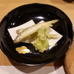 すし処 睦月 - 西浦の海で捕れた稚鮎と空豆の天ぷら