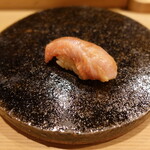 すし処 睦月 - 金目鯛：軽く炙ってジューシーさアップ