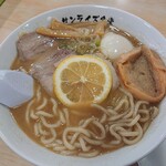 マルミ・サンライズ食堂 - 最後にレモンで酸味のブーストです！めちゃウマいです( •̀ᴗ•́ )و ̑̑