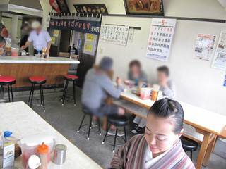 Ikkyuu Ramen - 厨房を囲むカウンター席とテーブル席があります。基本、相席です。
