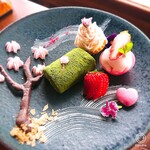 Bonvoyage - 抹茶のテリーヌ。しっかりとした抹茶とチョコで濃厚！！
                        周りには桜のクリームのタルトやお餅やら、お皿にデコレートされた桜の木(*^^*)