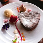 Bonvoyage - フォンダンショコラのプレート。
                        わりと大きめのケーキ(ﾟДﾟ;)！