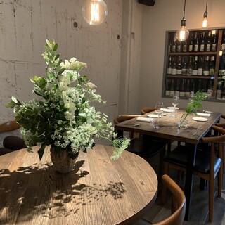 落ち着いた空間には、電球と季節の花があたたかみを与えます。