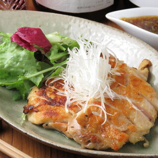 使用大山雞的特製烤雞烤鸡肉串☆用當地蔬菜製作的沙拉也很美味