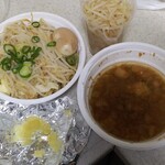 金町製麺 - 【テイクアウト】二郎風ラーメン（持ち帰り時の状態）