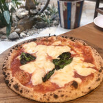メロー カフェ - 店内の窯で焼かれた出来立てマルゲリータ。