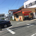 中川餃子店 - 店舗横の車の位置が駐車場です。2台分有ります。