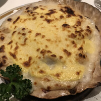 みかわや - 季節のディナー９６８０円（総額）。芝海老と帆立のグラタン。見るからに食欲を増進させる、焦げ目と艶です(^｡^)。されなくてもありますが（笑）。見た目以上に、とても美味しくいただきました（╹◡╹）