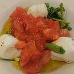 サイゼリヤ - フレッシュチーズとトマトのサラダ