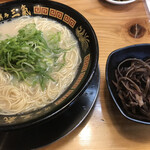 博多三氣 - 基本のラーメン＝４８０円
キクラゲ＝５０円