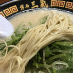 博多三氣 - バリカタの麺
ラー麦１００%の自家製麺