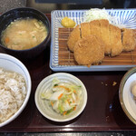 お楽しみランチ（ロースかつ、ヒレかつ１枚、細かいパン粉、麦ごはん中＆とん汁）