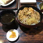 焼き鳥ハウス 泉竹林 - 焼き鳥丼 ¥780(税込)  漬物付き
            サービスで付け頂いたお味噌汁