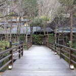 花仙庵 仙仁温泉 岩の湯 - 川を越えていくアプローチ。山中というロケーションを上手く活かしています