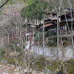 花仙庵 仙仁温泉 岩の湯 - 仙仁川の流れに沿う、仙仁温泉の一軒宿。立体的な構造で、一日中滞在しても飽きない工夫に満ちている