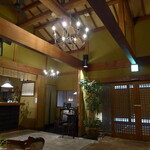 花仙庵 仙仁温泉 岩の湯 - 太い梁、堂々とした木組みが印象的なフロント