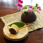 花仙庵 仙仁温泉 岩の湯 - ウェルカム和菓子は、よもぎときなこが香る餅菓子。マゼンタ色のすみれも鮮やか