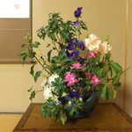 花仙庵 仙仁温泉 岩の湯 - ホタルブクロ・スターチェリー、山里の柿葉などを組み合わせた生け花