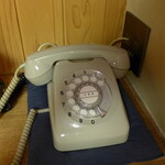 花仙庵 仙仁温泉 岩の湯 - 懐かしいダイヤル式電話機。使い方が分からない人も増えているという