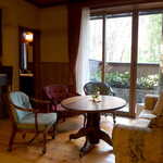 花仙庵 仙仁温泉 岩の湯 - こちらは洋のエリア。ゆったりとしたソファー、気が向けばテラスにも出られる