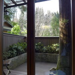 花仙庵 仙仁温泉 岩の湯 - テラスは広めに取られ、外の椅子で過ごすことも可能