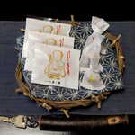 花仙庵 仙仁温泉 岩の湯 - 歓迎菓子は、マタタビ粉末と蕎麦粉の薄焼き煎餅（左）、きなこ飴（右）