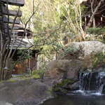 花仙庵 仙仁温泉 岩の湯 - 高低差のある敷地を活かし、温泉の滝が流れている。敷地内を散策するだけでも楽しい