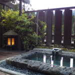 花仙庵 仙仁温泉 岩の湯 - それぞれの貸切風呂に、内湯・露天が一つずつ付く。非常に贅沢な設計で、温泉好きとしても満足度が高い