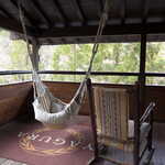 花仙庵 仙仁温泉 岩の湯 - あちこちにハンモックや、安楽椅子が供えつけられている。本当に「ゆっくり時間を過ごす」ことの贅沢を感じられる