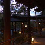 花仙庵 仙仁温泉 岩の湯 - 夕暮れ時、移り変わる空を眺めながら、夕食会場へ向かいます