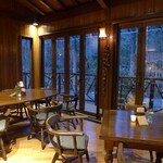 花仙庵 仙仁温泉 岩の湯 - 川沿いの森を見渡せる、落ち着いたテーブル席