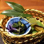 花仙庵 仙仁温泉 岩の湯 - カタクリの茎とイワナ卵のおひたし（なんと花も食べられる）、ふきのとうと人参の松風