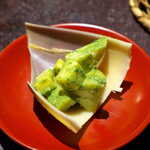 花仙庵 仙仁温泉 岩の湯 - 木の芽で和えた筍。パウダー状に粉砕した山椒の香りが、非常に鮮やか！