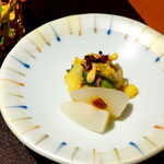 花仙庵 仙仁温泉 岩の湯 - 手前はウド、奥は玉ねぎ・わけぎ・椎茸・ツナ・玉子の味噌炒め。少量なのであとを引く美味しさ！