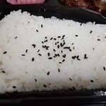 一弁当 - ご飯ですが、ラベルを見ると、産地はわからずも「コシヒカリ」とありました。冷えていても旨かったですよ。