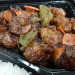 一弁当 - 黒酢からあげ。ピーマンと人参とともに黒酢がからめられた「からあげ」は小ぶりでニンニク度は無しと言って良いぐらい。酢の酸味はほとんどゼロで、まろやかなる味付け。おかげでご飯がススムくんでした(^^;