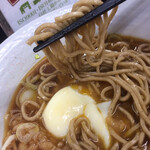 駅そば 喜多そば - 玉子をちょい割りして蕎麦にからめます。