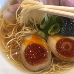 荒町商店中華そば ふじやま - 特製白ふじそばのツルシコ細麺と最初から切れてる味玉